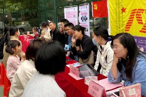 武漢第十九中學,黨員教師進社區,教育咨詢義務服務活動